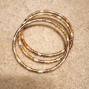 Mixed gold bangles